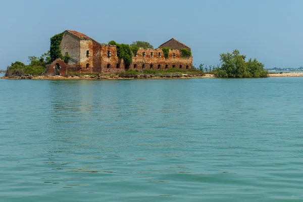 Itália, Veneza 21 de junho de 2012. Vista da costa da ilha de Murano na lagoa veneziana . — Fotografia de Stock