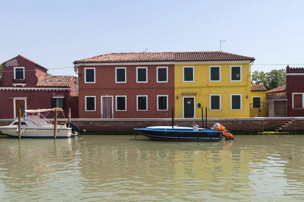 威尼斯，意大利，2012 年 6 月 21 日。在威尼斯的泻湖布拉诺岛的海岸的视图. — 图库照片