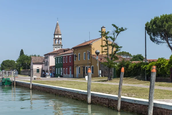 Wenecja, Włochy, 21 czerwiec 2012. widok wybrzeże wyspy burano w Lagunie Weneckiej. — Zdjęcie stockowe