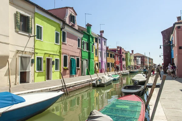 Venecia, Italia, 21 de junio de 2012. Vista de las pintorescas casas de colores en la isla de Burano en la laguna veneciana . — Foto de Stock