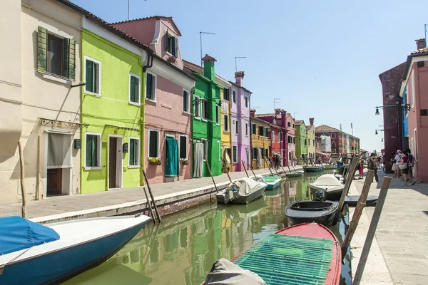 Venice, Italy, June 21, 2012 . View of the picturesque colorful houses on the island of Burano in the Venetian lagoon. — Stock Photo, Image