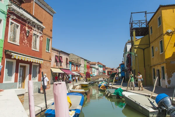 Veneza, Itália, 21 de junho de 2012. Vista das pitorescas casas coloridas na ilha de Burano, na lagoa veneziana . — Fotografia de Stock