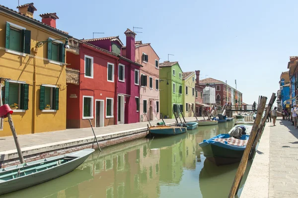 Венеция, Италия, 21 июня 2012 года. Вид на живописные красочные дома на острове Бурано в Венецианской лагуне . — стоковое фото