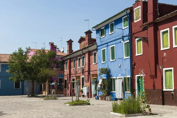 Benátky, Itálie, 21 června 2012. pohled na malebnou pestré domů na ostrově burano v Benátské laguně. — Stock fotografie