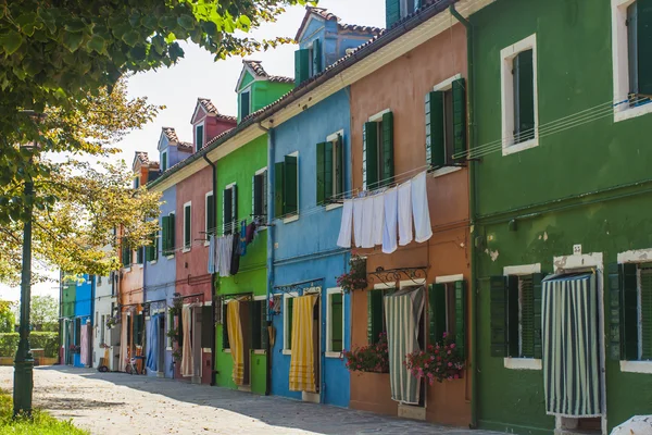 Venedig, Italien, den 21 juni, 2012. utsikt över de pittoreska färgglada hus på ön burano i den venetianska lagunen. — Stockfoto