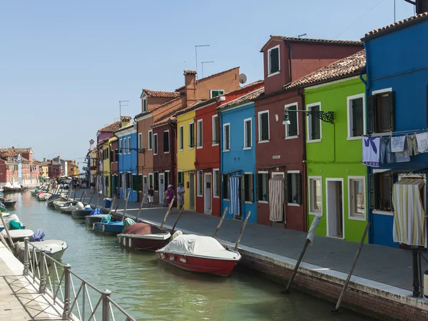 Venice, Italy, June 21, 2012 . View of the picturesque colorful houses on the island of Burano in the Venetian lagoon. — Stock Photo, Image