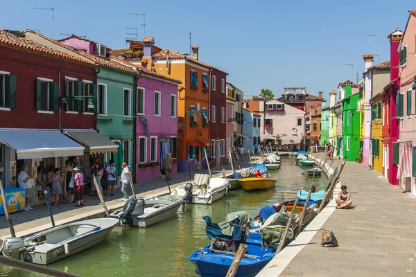 Venecia, Italia, 21 de junio de 2012. Vista de las pintorescas casas de colores en la isla de Burano en la laguna veneciana . — Foto de Stock