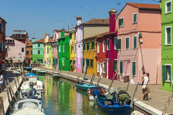 Venice, Italy, June 21, 2012 . View of the picturesque colorful houses on the island of Burano in the Venetian lagoon. — Stock Photo, Image