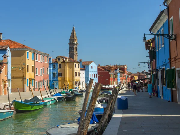 Venetië, Italië. uitzicht op de pittoreske kleurrijke huizen op het eiland burano in de Venetiaanse lagune. — Stockfoto