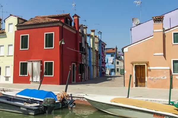 Veneza, Itália. Vista das pitorescas casas coloridas na ilha de Burano, na lagoa veneziana . — Fotografia de Stock