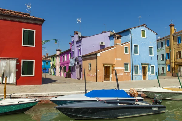 Veneza, Itália. Vista das pitorescas casas coloridas na ilha de Burano, na lagoa veneziana . — Fotografia de Stock