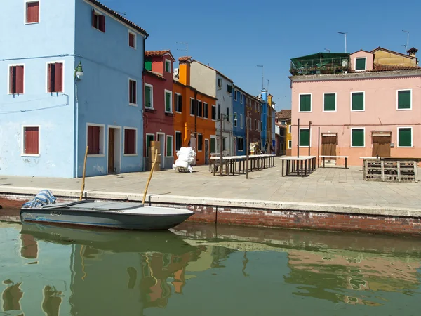 Veneza, Itália. Vista das pitorescas casas coloridas na ilha de Burano, na lagoa veneziana . — Fotografia de Stock
