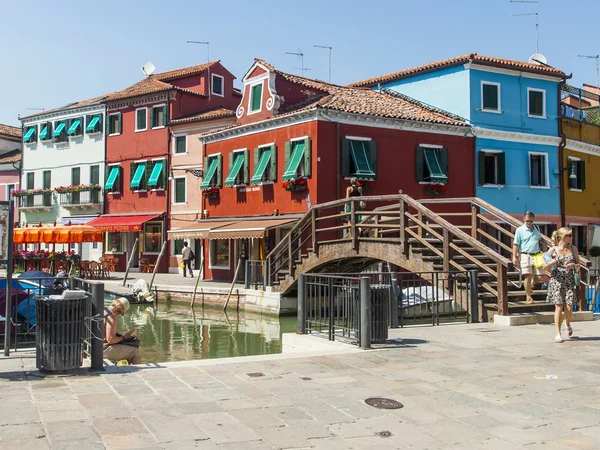 ヴェネツィア、イタリア。ヴェネツィアのラグーンでブラーノ島の美しいカラフルな家のビュー. — ストック写真