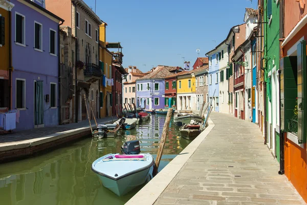 Venecia, Italia. Vista de las pintorescas casas de colores en la isla de Burano en la laguna veneciana . — Foto de Stock