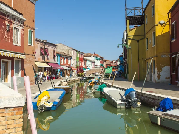 Venetië, Italië. uitzicht op de pittoreske kleurrijke huizen op het eiland burano in de Venetiaanse lagune. — Stockfoto