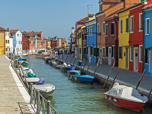 Venetië, Italië. uitzicht op de pittoreske kleurrijke huizen op het eiland burano in de Venetiaanse lagune. — Stockfoto