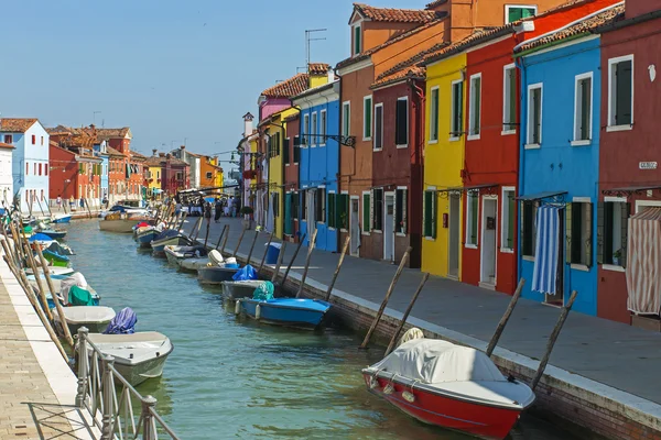 Venetië, Italië. uitzicht op de pittoreske kleurrijke huizen op het eiland burano in de Venetiaanse lagune. — Stockfoto