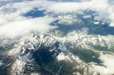 bir uçağın penceresinden Dünya yüzeyinin görünümünü