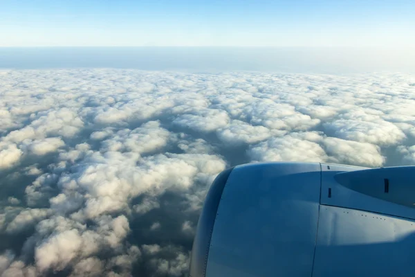 Vista da superfície da terra e da turbina a partir da janela de um avião — Fotografia de Stock