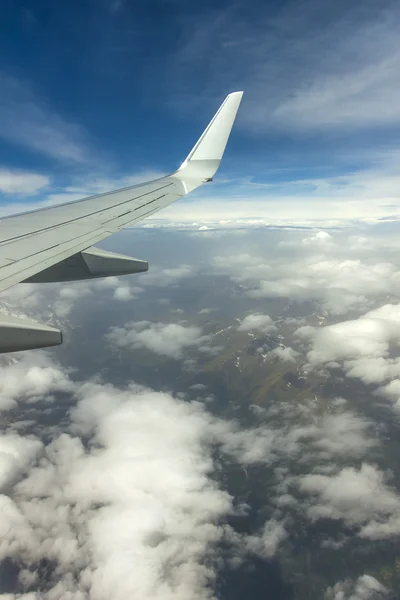 Marken och vingen på ett flygplan fönstret — Stockfoto