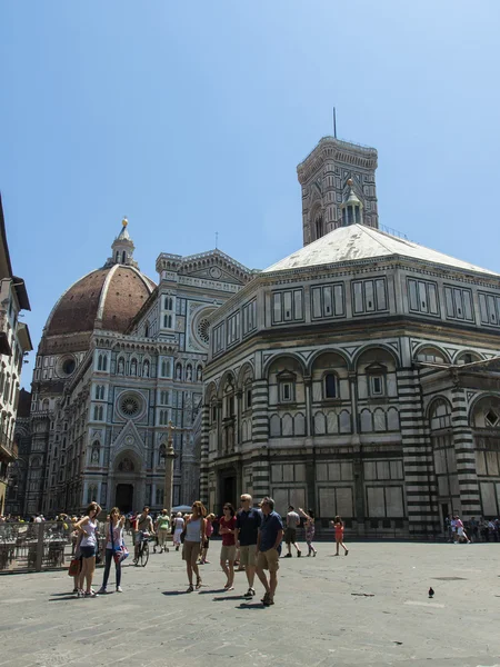 Florence, Italie, le 23 juin 2012. Touristes dans les rues de la ville pour voir les sites touristiques de Florence — Photo