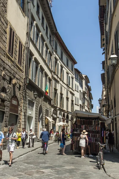 Флоренция, Италия, 23 июня 2012 года. Туристы на улицах города, чтобы увидеть достопримечательности Флоренции — стоковое фото