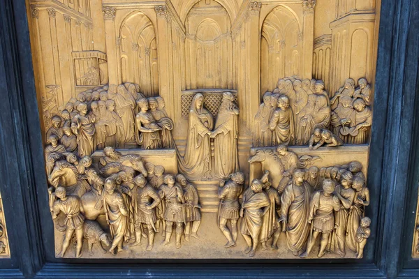 Florença, Itália. Catedral de Santa Maria del Fiore, (Santa Maria del Fiore, Duomo em Florença), detalhes arquitetônicos, baixo relevo em uma placa de cobre — Fotografia de Stock