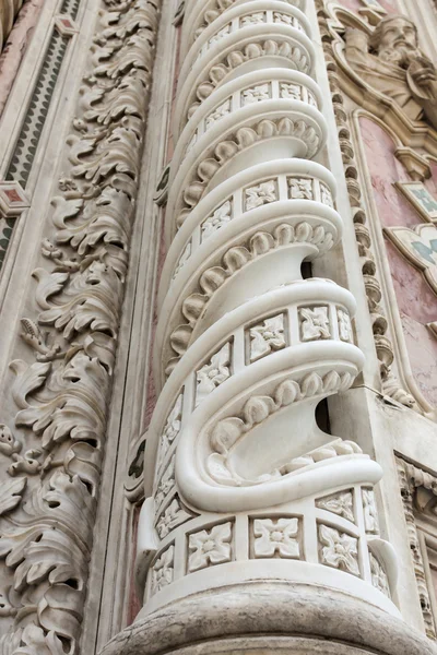 Флоренція, Італія. собор Санта-Марія-дель-Фьоре (Санта-Марія-дель-Фьоре, у Флоренції Дуомо), архітектурні деталі — стокове фото