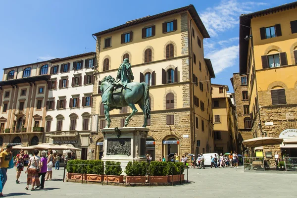 Florence, Italy , June 23, 2012 . Tourists on city streets to see the sights of Florence — Stock Photo, Image