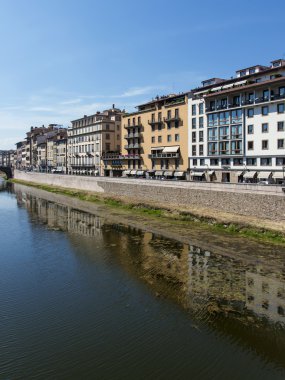 Floransa, İtalya ' da 23 Haziran 2012. arno Nehri ve onun waterfront görünümü