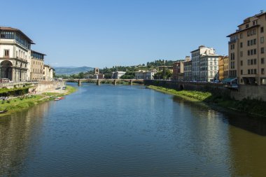 Floransa, İtalya ' da 23 Haziran 2012. arno Nehri ve onun waterfront görünümü