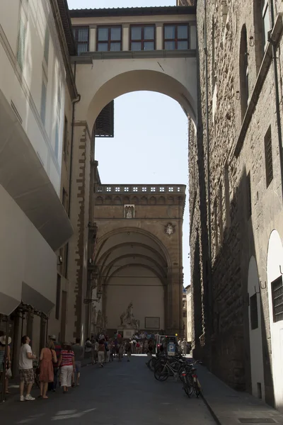 Флоренция, Италия, 23 июня 2012 года. Туристы на улицах города, чтобы увидеть достопримечательности Флоренции — стоковое фото