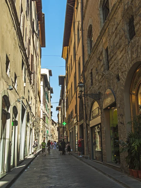 Florence, Italy , June 23, 2012 . Tourists on city streets to see the sights of Florence — Stock Photo, Image