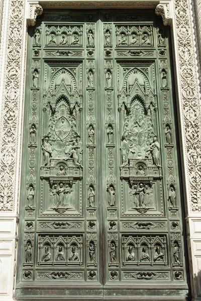 Florence, Italy , June 23, 2012 . Cathedral of Santa Maria del Fiore , (Santa Maria del Fiore, Duomo in Florence ) , architectural details — Stock Photo, Image