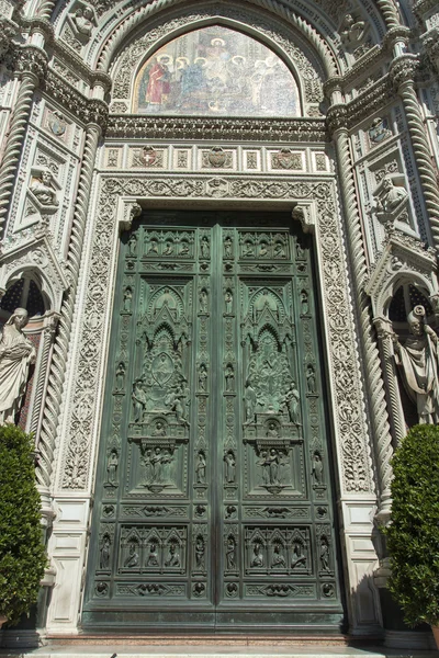 Florence, Italy , June 23, 2012 . Cathedral of Santa Maria del Fiore , (Santa Maria del Fiore, Duomo in Florence ) , architectural details — Stock Photo, Image