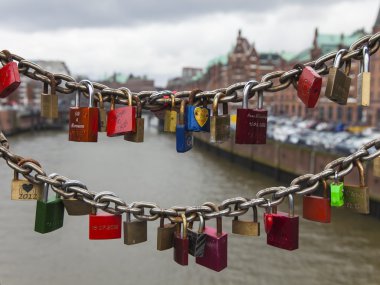Hamburg, Németország, február 19-én, 2013. a hídon át a csatorna hagyományos esküvői zárak