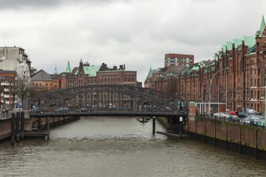 Hamburg, Almanya, 19 Şubat 2013. canal ve eski binalar Ambarlar ve bulutlu kış hava tarihi şehirde ofislerinde üzerinde köprü