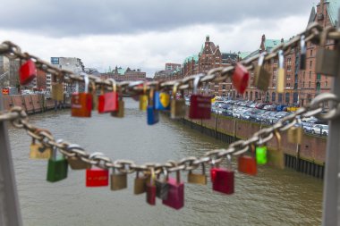 Hamburg, Németország, február 19-én, 2013. a hídon át a csatorna hagyományos esküvői zárak