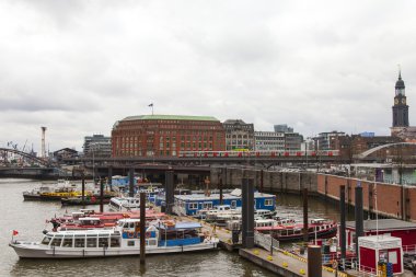 Hamburg, Almanya, 19 Şubat 2013. Hamburg liman su alanı için giriş kanalı'nın bankalara demirlemiş sayısız farklı gemiler