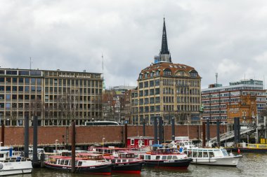 Hamburg, Almanya, 19 Şubat 2013. Hamburg liman su alanı için giriş kanalı'nın bankalara demirlemiş sayısız farklı gemiler