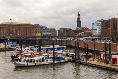 Hamburg, Almanya, 19 Şubat 2013. Hamburg liman su alanı için giriş kanalı'nın bankalara demirlemiş sayısız farklı gemiler