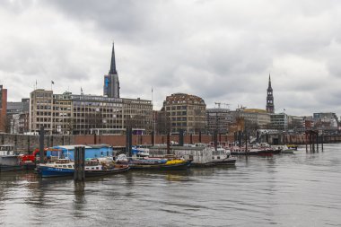 Hamburg, Almanya, 19 Şubat 2013. Hamburg liman su alanı için giriş kanalı'nın bankalara demirlemiş sayısız farklı gemiler