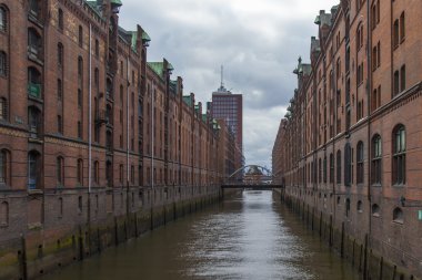 Hamburg, Almanya. eski bina depolar ve bulutlu kış hava tarihi şehirde ofisleri