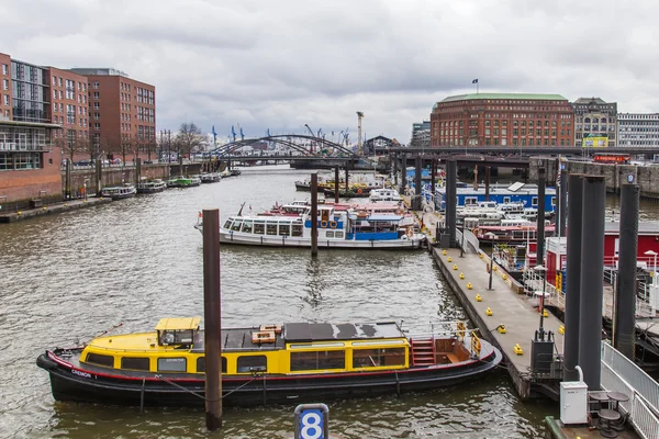 Hamburg, deutschland, 19. februar 2013. zahllose verschiedene schiffe liegen am kanalufer an der einfahrt zum hafenwassergebiet hamburg — Stockfoto