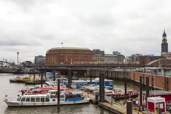 Hamburg, Německo, 19 února 2013. bezpočet různorodých lodí kotví na březích kanálu při vstupu do vody přístavu Hamburk — Stock fotografie