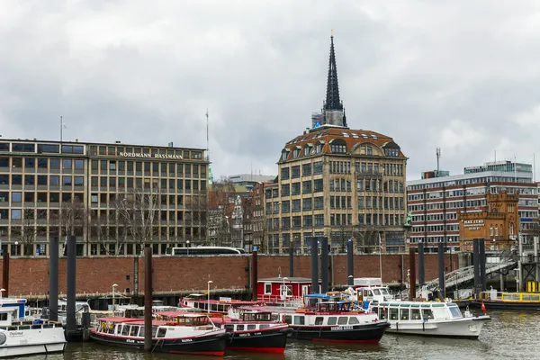 Hambourg, Allemagne, 19 février 2013. D'innombrables navires divers amarrés aux rives du canal à l'entrée de la zone d'eau portuaire de Hambourg — Photo