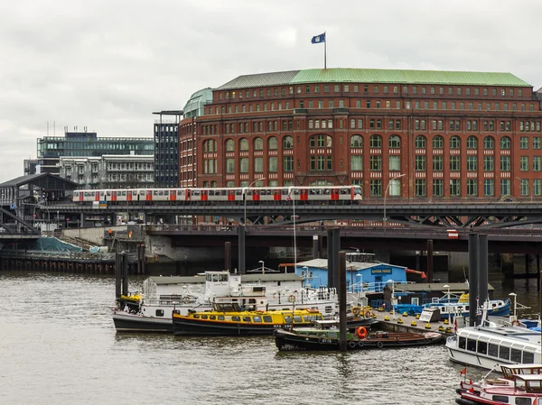 Hamburg, Duitsland, 19 februari 2013. talloze uiteenlopende schepen die aangemeerd aan de oevers van het kanaal bij de ingang aan het water havengebied van hamburg — Stockfoto