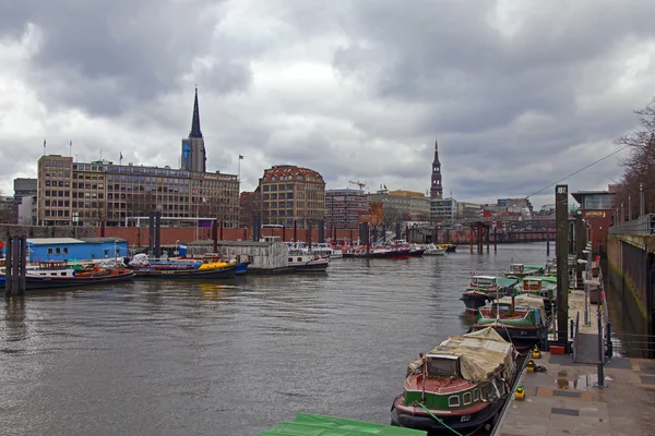 Hamburg, deutschland, 19. februar 2013. zahllose verschiedene schiffe liegen am kanalufer an der einfahrt zum hafenwassergebiet hamburg — Stockfoto