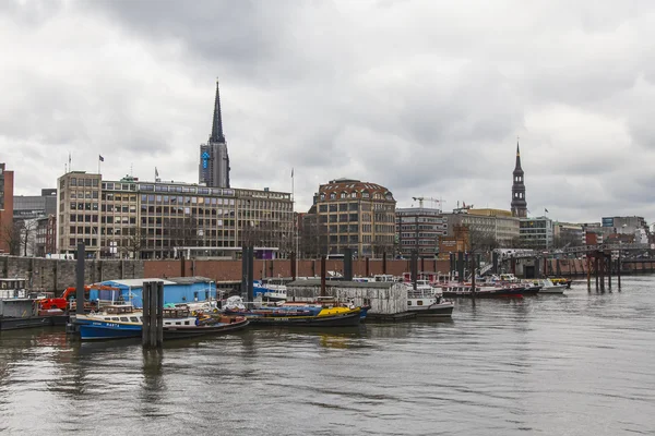 Hamburg, Německo, 19 února 2013. bezpočet různorodých lodí kotví na březích kanálu při vstupu do vody přístavu Hamburk — Stock fotografie