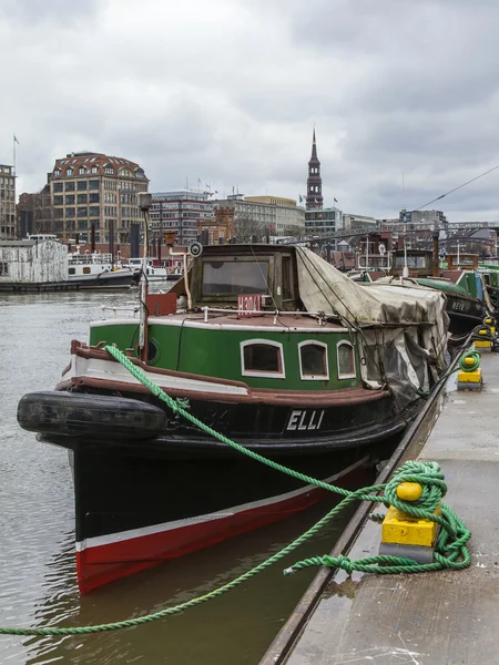 Hamburg, Duitsland, 19 februari 2013. talloze uiteenlopende schepen die aangemeerd aan de oevers van het kanaal bij de ingang aan het water havengebied van hamburg — Stockfoto